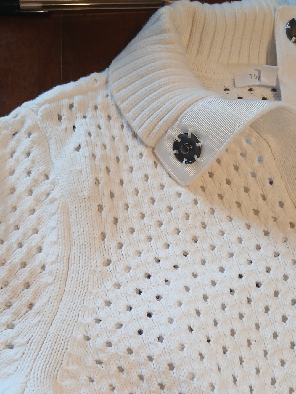 GUC T By Talbots White Long Sleeved Metal Front Snaps Crop Waist Wrists Neck